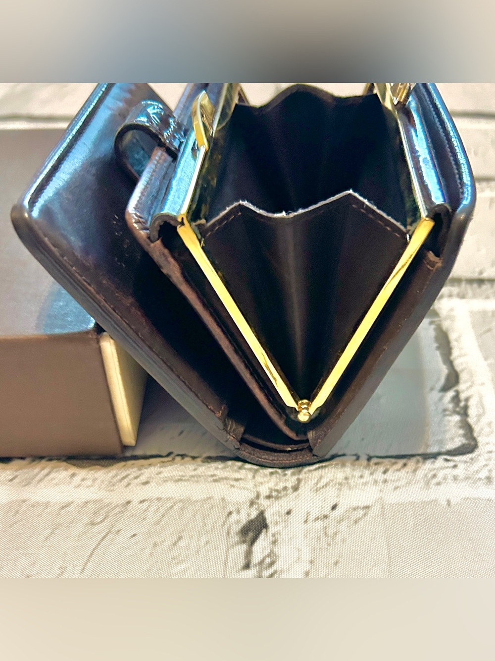Louis Vuitton Vernis Kiss Lock Compact Wallet - Deep Burgundy - Picture 5 of 15